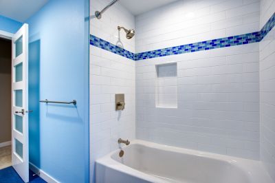 Compact Shower with Accent Tile
